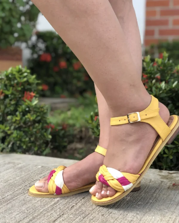 Sandalia plana trenzada