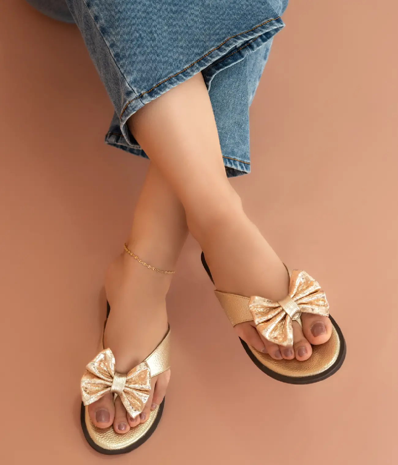 Sandalias doradas con moño en cuero